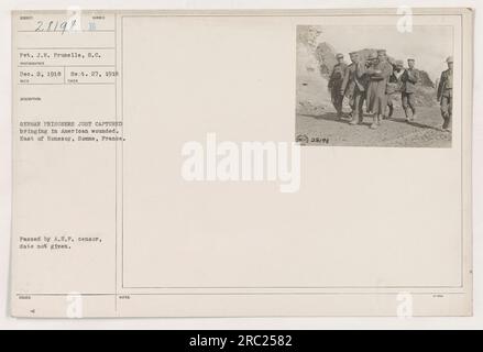 Amerikanischer Soldat, Gefreiter J.W. Prunelle, S.C. nimmt deutsche Gefangene gefangen und wird hier gesehen, wie sie verwundete amerikanische Soldaten herbringen. Das Foto wurde östlich von Ronssoy, Somme, Frankreich, am 27. September 1918 aufgenommen. Das Bild ging am 2. Dezember 1918 ein und wurde vom A.E.F.-Zensor übergeben. (Foto: 111-SC-28198)' Stockfoto