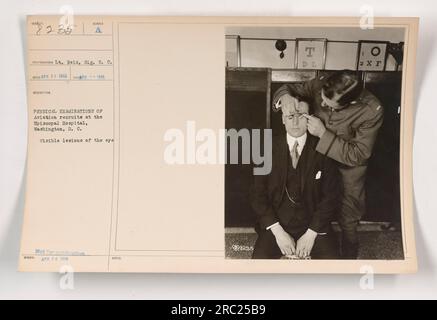 Flugrekruten werden körperlichen Untersuchungen im Episcopal Hospital in Washington, D.C. unterzogen Dieses Bild zeigt eine Nahaufnahme des Auges eines Rekruten und hebt sichtbare Läsionen hervor. Das Foto wurde von LT. Reid vom Signalkorps aufgenommen und ist vom 23. April 1918. Hinweis: Nicht zur Veröffentlichung. Bild-ID: 111-SC-8235. Stockfoto