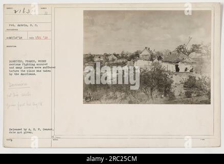 American Soldier Pvt. Antrim aus dem Calvary von 8. wird im Ersten Weltkrieg in Dommiers, Frankreich, fotografiert Das Bild zeigt die Folgen schwerer Kämpfe und erheblicher Verluste, bevor die Amerikaner in der Gegend siegen. Das Foto wurde von der A.E.F. veröffentlicht Zensor, aber das genaue Datum ist unbekannt. Stockfoto