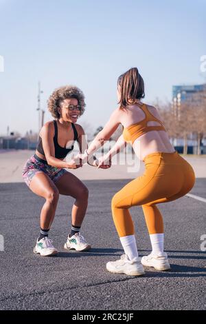 Zwei Freunde, die zusammen in einem Stadtpark trainieren Stockfoto