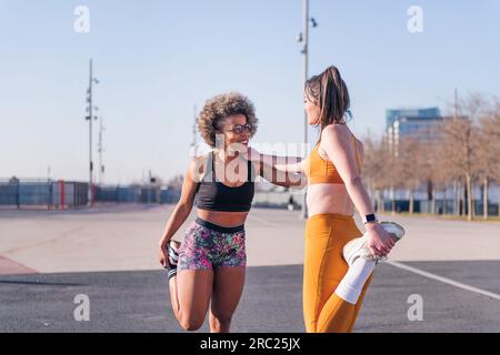 Freunde, die sich in einem städtischen Park ausstrecken Stockfoto