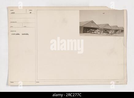 Luftaufnahme der Flugzeughallen in Sumber, fotografiert während des Ersten Weltkriegs. Die Hangars sind voll mit Flugzeugen. In den offiziellen Hinweisen mit dem Symbol „AU“ gekennzeichnet. Bildnummer: 111-SC-1400. Stockfoto