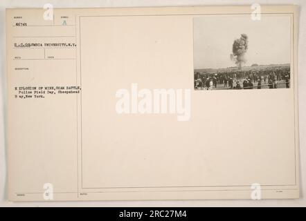 Soldaten, die während des Police Field Day in Sheepshead Bay, New York, an einer Scheinschlacht teilnahmen. Die Veranstaltung an der Columbia University sollte Kriegsbedingungen simulieren und Schulungsmöglichkeiten für das Militär bieten. Einer der Höhepunkte war die Explosion einer Mine, wie auf diesem Foto zu sehen ist. Stockfoto