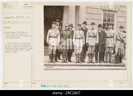 Französische Armeeoffiziere unter dem Kommando von Major Azan, die das Harvard University Reserve Officers Training Corps auf den Stufen des Harvard Clubs in Cambridge, Massachusetts, überprüfen. Das Foto wurde im Februar 1918 während des Ersten Weltkriegs aufgenommen und ist Teil der Int. Film Ser. c) TEC-Sammlung. Sie ist inoffiziell und nur für den offiziellen Gebrauch bestimmt. Stockfoto