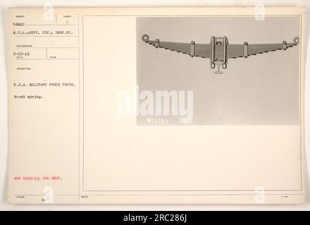 Vordere Feder eines US-Militärlasters, der während des Ersten Weltkriegs von einem Ingenieur inspiziert wurde. Das Foto wurde am 13. Juni 1919 aufgenommen. Dieses Teil ist mit der Beschreibung und Seriennummer SUMBER 56827 M.T.C.SERV gekennzeichnet. DIV, und ist nur für den offiziellen Gebrauch bestimmt. Das Bild enthält zusätzliche Hinweise und Symbole, die die Ausgabe (Mo) kennzeichnen. Stockfoto