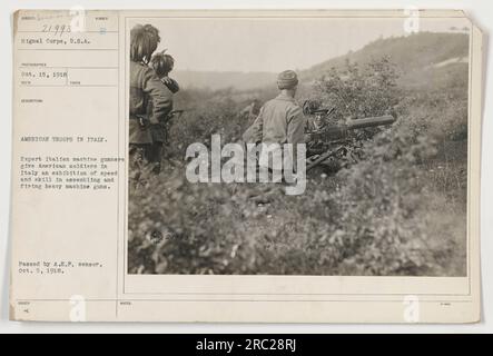 Amerikanische Soldaten in Italien beobachten am 15. Oktober 1916 eine Demonstration von erfahrenen italienischen Maschinenschützen. Die italienischen Soldaten demonstrieren ihre Expertise beim Zusammenbau und Schuss schwerer Maschinengewehre und beeindrucken ihre amerikanischen Kollegen. Dieses Foto wurde am 5. Oktober 1918 vom A.E.P. Zensor freigegeben. Stockfoto