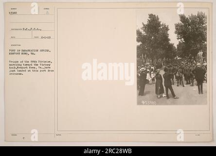 Truppen der 88. Division marschieren in Newport News, VA, in Richtung des Siegesbogens, nachdem sie aus Übersee im Hafen angekommen sind. Das ist Teil der "Port of Embaration" -Serie in Newport News, VA. Das Foto wurde vom S.C.U.S.A.-Fotografen aufgenommen und die Beschreibung zeigt, dass es am 6-1-19 herausgegeben wurde. Das Bild hat die Nummer 53980 und enthält das Symbol A. Stockfoto