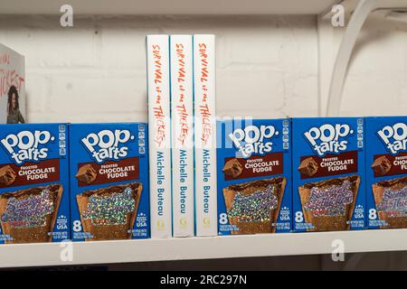 Dekorationen für die New Yorker Premiere von Netflix „Survival of the Thickest“ in Metrograph am 11. Juli 2023 Stockfoto