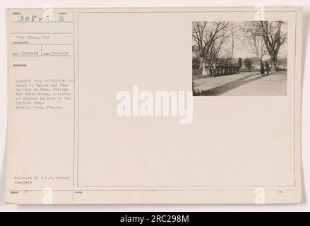 General Foch präsentiert das Croix de Guerre und den Stern Miss Du Cain, einer britischen Rotkreuz-Krankenschwester und Schwester von General Du Cain von der britischen Armee. Diese Zeremonie fand in Senlis, Frankreich, statt. Das Foto wurde am 12. November 1918 aufgenommen und am 25. Dezember 1918 vom A.E.F.-Zensor veröffentlicht. Stockfoto