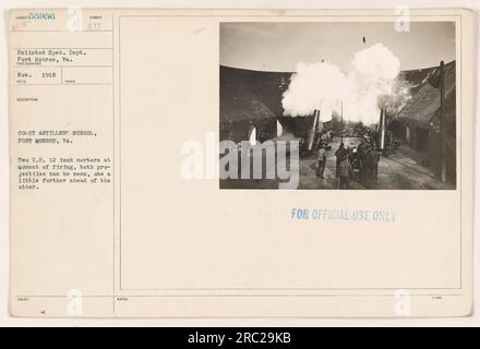 Zwei US-12-Zoll-Mörser feuern auf die Coast Artillery School, Fort Monroe, VA. Aufgenommen im November 1918. Beide Projektile sind zu sehen, wobei eines leicht übereinander liegt. Dieses Foto wurde mit dem Vermerk „NUR FÜR OFFIZIELLE ZWECKE“ gekennzeichnet. - 1918. November, Sunder Au, Soldat. Abt. Fort Monroe, VA.“ Stockfoto