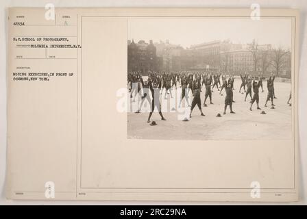 Soldaten, die an Morgenübungen vor dem Volk in New York teilnehmen. Foto aufgenommen vom Fotografen der Columbia University für die School of Photography. Dieses Bild ist Teil einer Sammlung, die amerikanische Militäraktivitäten während des Ersten Weltkriegs darstellt. Die Beschreibung enthält ausgestellte Symbol-MORING-ÜBUNGEN VOR DEN COMMONS, NEW YORK. C HINWEISE: Stockfoto