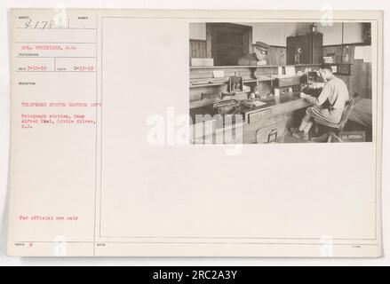 Amerikanische Soldaten kommunizieren per Telegramm an einer Telegrafenstation in Camp Alfred, Little Silver, New Jersey. Dieses Foto wurde am 13. Februar 1919 von CPL aufgenommen. Steiniger, S.C., Fotograf für das US-Militär. Das Bild ist Teil einer Sammlung, die amerikanische Militäraktivitäten während des Ersten Weltkriegs dokumentiert. Stockfoto