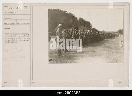 Gruppe deutscher Gefangener, darunter Offiziere und Männer, die von amerikanischen Soldaten der 1. Und 2. Division in der Nähe von Donniers, Frankreich, gefangen genommen wurden. Aufgenommen Am 18. Juli 1918. FOTOGRAF RECO 10-14-18. SOTES: 321630. (Hinweis: Der obige Titel wird anhand der verfügbaren Informationen aus der Bildbeschreibung und einiger der bereitgestellten Metadaten erstellt. Die Genauigkeit der Beschriftung kann je nach verfügbarem Kontext und zusätzlichen Details variieren.) Stockfoto