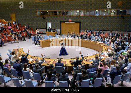 (230712) -- VEREINTE NATIONEN, 12. Juli 2023 (Xinhua) -- Mitglieder des UN-Sicherheitsrates stimmen am 11. Juli 2023 im UN-Hauptquartier in New York über die Verlängerung der Genehmigung für grenzüberschreitende Hilfseinsätze der Vereinten Nationen in Syrien ab. Die Genehmigung grenzüberschreitender Hilfslieferungen nach Syrien lief am Montag aus, und der UN-Sicherheitsrat hat am Dienstag keinen der beiden Entschließungsentwürfe angenommen, die den Mechanismus erneuert hätten. UN-Generalsekretär Antonio Guterres war enttäuscht darüber, dass der Sicherheitsrat keine Einigung über die Verlängerung der Genehmigung der grenzüberschreitenden Hilfsmaßnahmen der Vereinten Nationen erzielen konnte Stockfoto