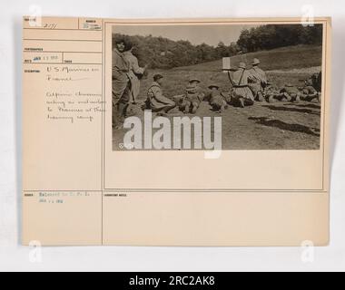 US-Marines in Frankreich erhalten Anweisungen von französischen Alpenchasseuren in ihrem Trainingslager. Das Foto mit dem Identifizierungscode 111-SC-2171 wurde am 11. Januar 1918 aufgenommen. Das Bild wurde an Central Press International (CPC.I) herausgegeben und enthält außerdem die Labornotizen, in denen die Referenznummer Saraks 02171 angegeben ist. Stockfoto