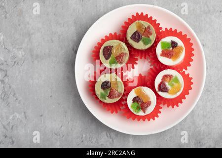 Cashew Nut Raisin Cookies Thai Cookies auf einem weißen Teller. Snack mit Tee. Stockfoto