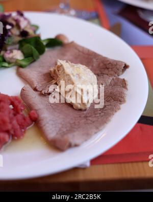 Eine köstliche Vorspeise aus Piedmont. Steak Tartare, Carpaccio, gefüllte Paprika und Salat Stockfoto