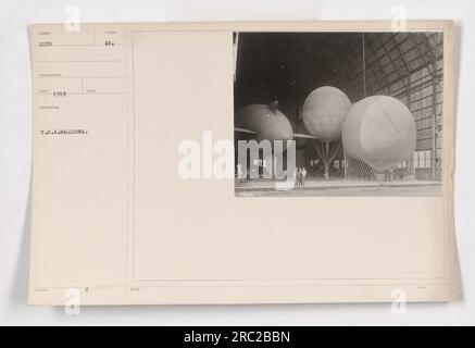 Bildunterschrift: 'Dieses Foto, das 1919 vom Fotografen NEGD aufgenommen wurde, zeigt amerikanische Militäraktivitäten während des Ersten Weltkriegs. Das Bild zeigt Ballons aus den USA, die während des Krieges verwendet wurden. Das Symbol AU ist auf den Referenzkreisen sichtbar und gibt deren Zweck an. Das Foto bietet einen Einblick in die bemerkenswerte Rolle von Ballonen während dieser Zeit.“ Stockfoto