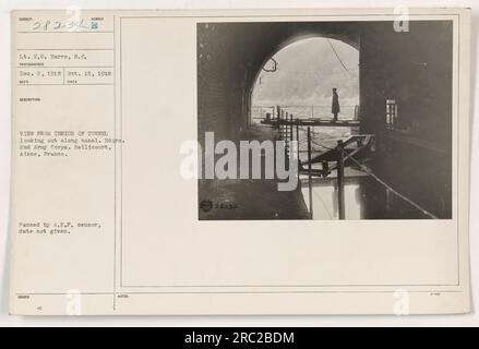 Blick auf einen Tunnel in Bellicourt, Aisne, Frankreich, aufgenommen am 15. Oktober 1918. Das Foto zeigt das Innere des Tunnels mit Blick auf den Kanal. Leutnant E.O. Harrs vom Signalkorps haben dieses Bild aufgenommen. Sie wurde vom A.E.F.-Zensor verabschiedet, das Datum der Genehmigung ist jedoch nicht angegeben. Stockfoto