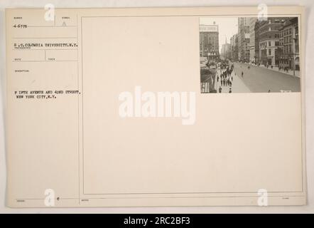 Amerikanische Soldaten marschieren während des Ersten Weltkriegs die Fifth Avenue und die 42. Street in New York City entlang. Das Bild zeigt die militärischen Aktivitäten und die Präsenz in der Stadt. Die Soldaten werden in ihren Uniformen gesehen, die sich möglicherweise auf den Einsatz vorbereiten oder an einer Parade teilnehmen. Stockfoto