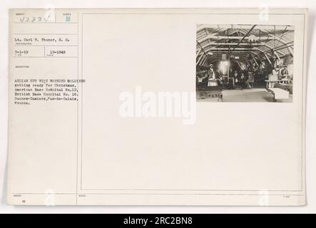 Soldaten am amerikanischen Basiskrankenhaus Nr. 12 und British Base Hospital Nr. 18 in Dannes-Camiers, Frankreich, bereiten sich auf Weihnachten vor. Das Foto, aufgenommen von LT. Carl T. Thonor, zeigt verwundete Soldaten in einer Bardian-Hütte. Dieses Bild wurde am 1. März 1919 aufgenommen. Stockfoto