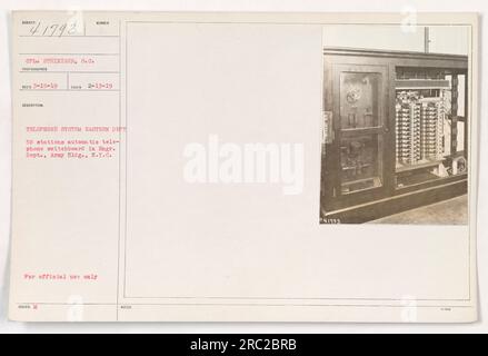 CPL. Steiniger, ein Fotograf des Signalkorps, hat dieses Bild am 13. Februar 1919 aufgenommen. Es zeigt eine Telefonzentrale mit 50 Stationen in der Engr. Abt., Army Building, in New York City. Die Telefonzentrale war Teil des automatisierten Telefonsystems des östlichen Departements. Dieses Foto ist nur für den offiziellen Gebrauch bestimmt. Stockfoto