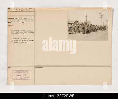 Ingenieure von der Camouflage Company an der American University in Washington, D.C. bereiten sich auf die Arbeit an der Straßenschirmung vor. Dieses Foto, aufgenommen von LT. Reid vom Ingenieurregiment, zeigt die Ingenieure, die Material für ihre Tarnarbeit tragen. Dieses Foto wurde von der Abteilung des war College für Zensur und Genehmigung geprüft. Stockfoto