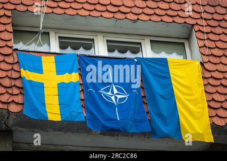 Die Flaggen der NATO, Schwedens und der Ukraine winkten während des NATO-Gipfels 2023 im Zentrum von Vilnius, Europa Stockfoto