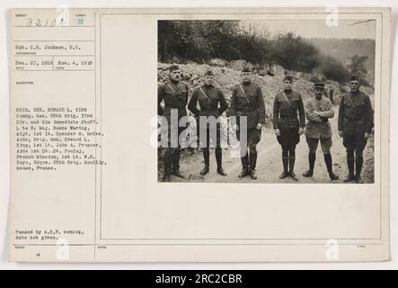 Brigg. General Edward L. King, kommandierender General der 65. Brigade, 33. Division, wird zusammen mit seinen unmittelbaren Mitarbeitern auf diesem Foto vom 4. November 1918 gezeigt. Von links nach rechts: Major Roane Waring, Adjt.; 1. LT. Spencer M. McKee, Aide; Brigadegeneral General Edward L. King; 1. LT. John A. Prosser, Aide; 1. LT. St. Pouloj, französische Mission, und 1. LT. N.R. Hays, Hdqrs. 65. Brigade. Der Ort des Fotos ist Mouilly, Maas, Frankreich. Stockfoto