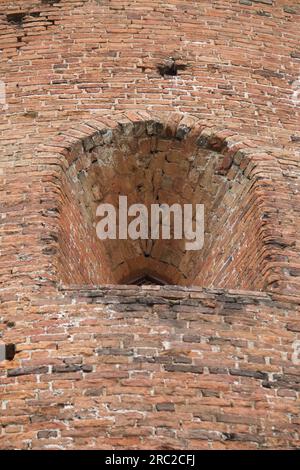 Bruchstücke der alten Festung. Aus rotem Ziegelstein. Schlupflöcher der Festung. Stockfoto
