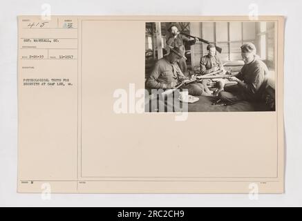 Rekruten in Camp Lee, VA, machen psychologische Tests als Teil ihrer Ausbildung. Dieses Bild zeigt eine Gruppe von Rekruten, die diesen Tests unterzogen werden, bekannt als WUNDER AZ psychologische Tests. Das Foto wurde am 1917. November vom Fotografen Sot aufgenommen. Marshall, und ist Teil einer Sammlung, die amerikanische Militäraktivitäten während des Ersten Weltkriegs dokumentiert Stockfoto