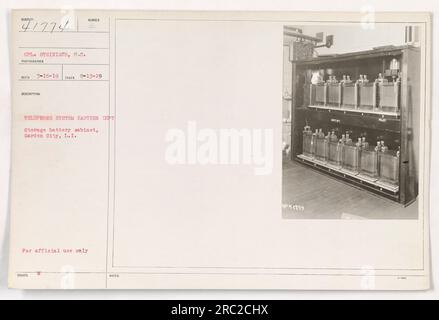 CPL. Steiniger, S.C.-Fotograf, nimmt ein Bild eines Akkufachschranks auf, der für das Telefonsystem im östlichen Departement verwendet wird. Die Lage ist in Garden City, Long Island. Der Schrank ist nur für den offiziellen Gebrauch vorgesehen. Dieses Foto ist eine Kopie eines Datensatzes, die am 13. Februar 1919 mit der Beschreibung 41774 aufgenommen wurde. Stockfoto