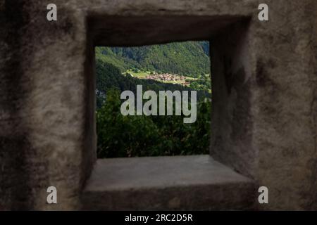 Blick durch ein Fenster in Gruyeres, Freiburg Stockfoto