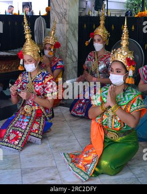 Tänzerinnen in traditionellen Kostümen im Erawan-Schrein, einem Hindu-Schrein an der Ratchaprasong-Kreuzung auf der Ratchadamri Road im Lumphini-Unterbezirk, Bangkok, Thailand. Stockfoto