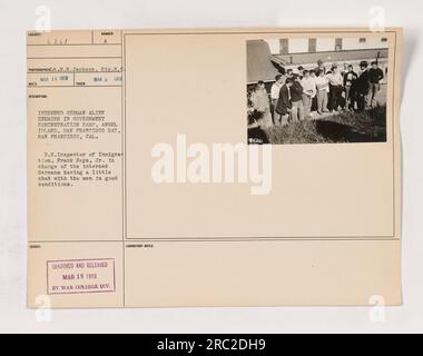 Deutsche Alien-Feinde internierten während des 1. Weltkriegs in einem Konzentrationslager der Regierung auf Angel Island in San Francisco Bay, Kalifornien Auf dem Foto, USA Der Einwanderungsinspektor, Frank Hays Jr., wird gesehen, wie er sich mit den internierten Deutschen unterhält. Das Bild wurde am 5. März 1918 aufgenommen und am 19. März 1918 von der Abteilung des war College veröffentlicht. Stockfoto