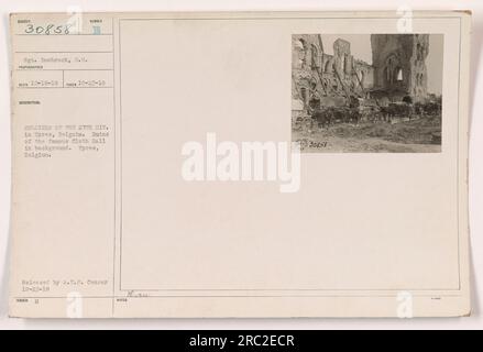 Soldaten der 27. Division stationiert in Ypern, Belgien während des Ersten Weltkriegs. Das Foto zeigt die Ruinen der Tuchhalle im Hintergrund. Das Foto wurde am 23. Oktober 1918 von einem Fotografen aus Sonbrook, South Carolina, aufgenommen. Es wurde am 23. Dezember 1918 vom A.E.F.-Zensor veröffentlicht. Stockfoto