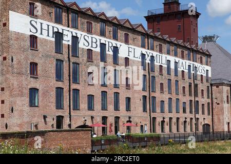 Externe Aufstockung der kürzlichen Restaurierung der Flaxmill Shrewsbury Maltings. Das Gebäude war das weltweit erste Gebäude mit Eisenrahmen. Stockfoto