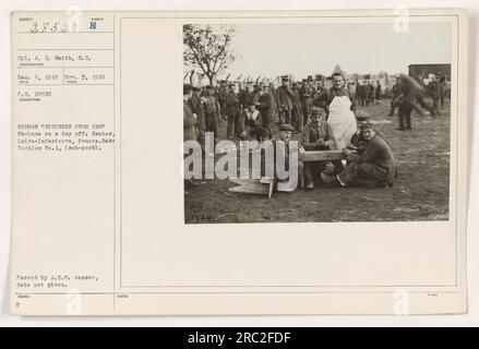 CPL. A. Q. Smith wird mit den übergebenen deutschen Gefangenen aus Camp St-Luce an einem freien Tag in Nantes, Loire-Inferieure, Frankreich, abgebildet. Das Foto wurde am 3. November 1918 während des Ersten Weltkriegs aufgenommen Dieses Bild wurde vom A.E.F.-Zensor herausgegeben und übergeben. G Hinweise für weitere Einzelheiten sind verfügbar. Stockfoto