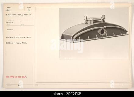 Nahaufnahme eines Teils eines US-Militärfahrzeugs, insbesondere des oberen Kühlertanks mit der Seriennummer 56814. Das Foto wurde von einem Fotografen vom M.T.C. gemacht. ABTEILUNG: ENGR. BR. Am 13. Juni 1919. Dieses Bild wurde mit einer Beschreibung empfangen, die besagt, dass es sich um Teile für US-Militärfahrzeuge handelt, insbesondere den oberen Kühlertank. Das Foto ist mit „NUR ZUR AMTLICHEN VERWENDUNG“ gekennzeichnet. Stockfoto