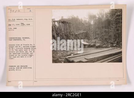 Konstruktiver Fortschritt in Camp Humphreys, Virginia. Dieses Foto zeigt Trestle Nr. 5, der eine Länge von 400 Fuß hat. Und eine maximale Höhe von 60 Fuß Der Abstand zwischen den Dellen beträgt 15 Fuß. Der Bock ist aus Weißeichenpfählen gebaut, die aus dem nahegelegenen Bereich geschnitten wurden. Die Kappen bestehen aus 12x12'-Holz. Foto aufgenommen am 17. Mai 1918. Stockfoto