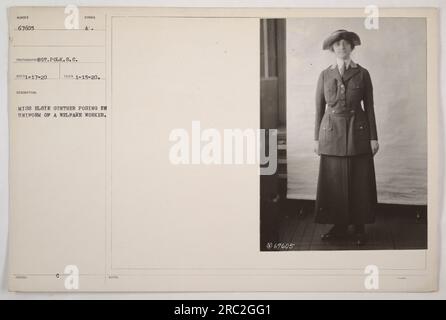 Elsie Gunther, eine Sozialarbeiterin, posiert in ihrer Uniform auf diesem Foto, das am 15. Januar 1920 in Fort Polk, South Carolina, aufgenommen wurde. Das Symbol ihrer Organisation ist auf ihrer Uniform zu sehen. Weitere Hinweise weisen darauf hin, dass diesem Foto die Nummer 40 67605 zugewiesen wurde. Stockfoto