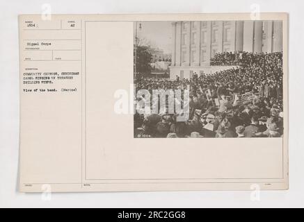 Gemeindechor singt Weihnachtslieder auf den Stufen des Treasury Building. Ein Blick auf die Band begleitet den Chor. (Marinekorps) Stockfoto