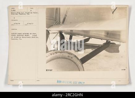 Die Position der Luftbombe wurde im 1. Weltkrieg an der Aviation Experiment Station in Langley Field, Hampton, VA getestet Das Foto zeigt Barlow-Bomben, die auf der Rückseite eines Flugzeugs montiert sind, in einer dreiviertel Vorderansicht. Dieses Bild ist nur für den offiziellen Gebrauch gekennzeichnet. Stockfoto