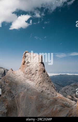 Landschaft der Südseite des Naranjo de Bulnes oder PICU Urriellu, erleuchtet von der Sonne von Collada Bonita, im Nationalpark Picos de Europa Stockfoto