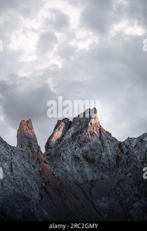 Felsennadeln, beleuchtet durch Abendlicht in der Nähe von Naranjo de Bulnes oder Urriellu im Nationalpark Picos de Europa Stockfoto