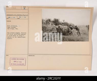 Die Soldaten der 40. Division bereiten sich auf einen Gasangriff in Camp Kearney in San Diego, Kalifornien, während des Ersten Weltkriegs vor. Eine Batterie Feldartillerie bewegt eine Kanone schnell zu einem getarnten Dugout, um sie zu schützen. Ein Foto von L.E.N. Jackson und am 16. April 1918 von der war College Division entlassen. Stockfoto