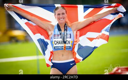 Manchester Regional Arena, Manchester, Großbritannien. Nationale britische Leichtathletikmeisterschaft 2023. Bildunterschrift: RITTER feiert den Gewinn des Finales der Hürdenmedaille 100m Stockfoto