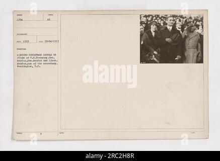 Gemeindechorus, der Weihnachtslieder auf den Stufen der USA singt Treasury Building in Washington, D.C. Minister McAdoo, Mrs. McAdoo, und Lieutenant McAdoo, Sohn des Sekretärs, anwesend. Foto aufgenommen am 24. Dezember 1917. Symbol AU und Beschreibung mit RECO 1919. Stockfoto