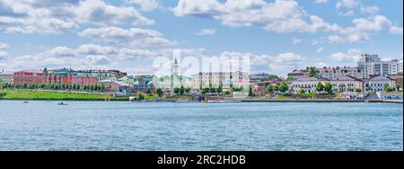 Panorama des Ufers des Sees Nizhniy Kaban. Blick auf Staro-Tatarskaya Sloboda, Kasan, Russland. Stockfoto