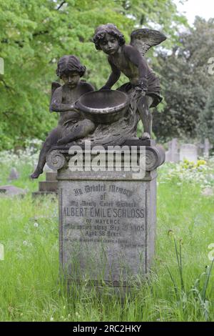 London, Großbritannien - 8. Mai 2023: Großer historischer Gravestone auf dem Brompton Cemetery. Skulptur London. Stockfoto